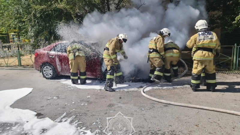 Автомобиль загорелся во дворе в Шымкенте
