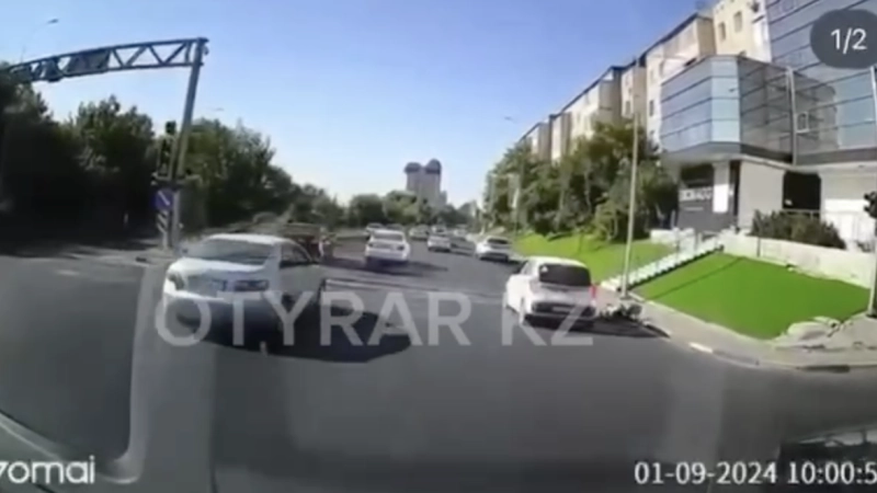 В Шымкенте прохожий ударил ножом в спину полицейского
