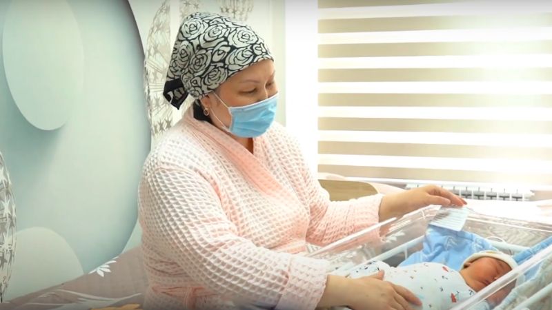 41-летняя жительница Шымкента родила ребенка-богатыря весом почти семь килограммов