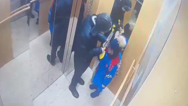 Набросился в лифте с ножом в Астане: пострадавшего мальчика вновь госпитализируют