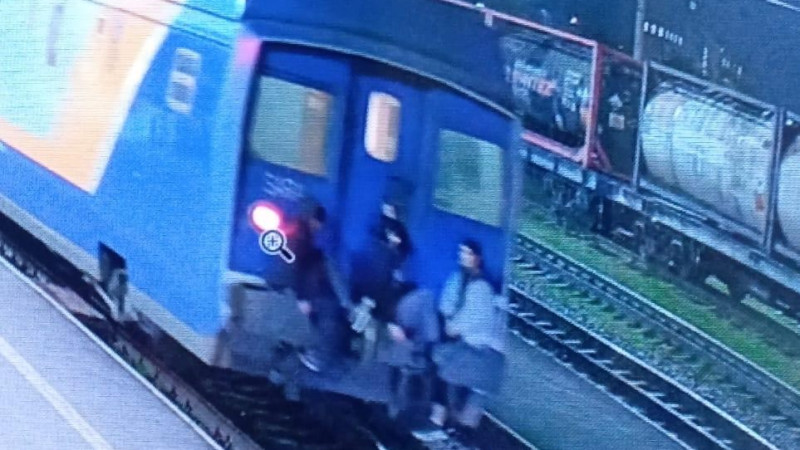 Опасный экстрим: подростки в Шымкенте пытались зацепиться за поезд