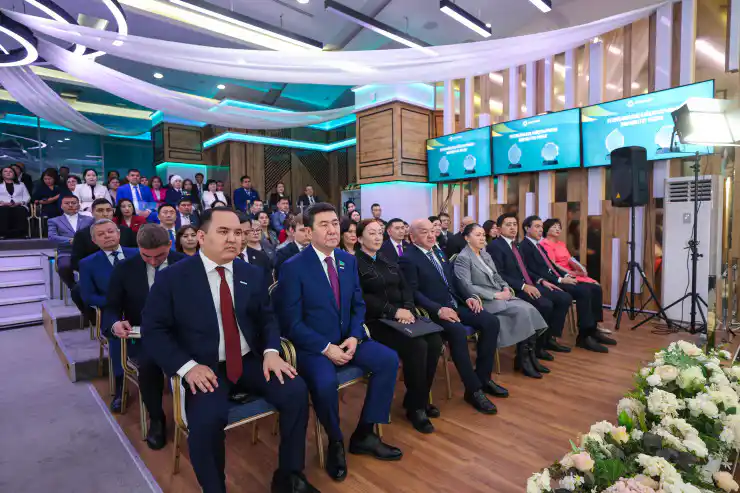 Ерлан Кошанов на встрече партии Amanat