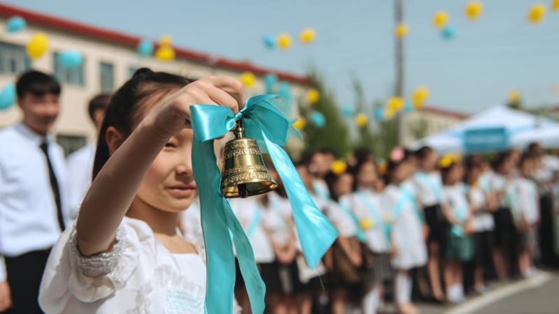 Отсрочка крайнего звонка и стоимости топлива: ключевые события дня в Казахстане