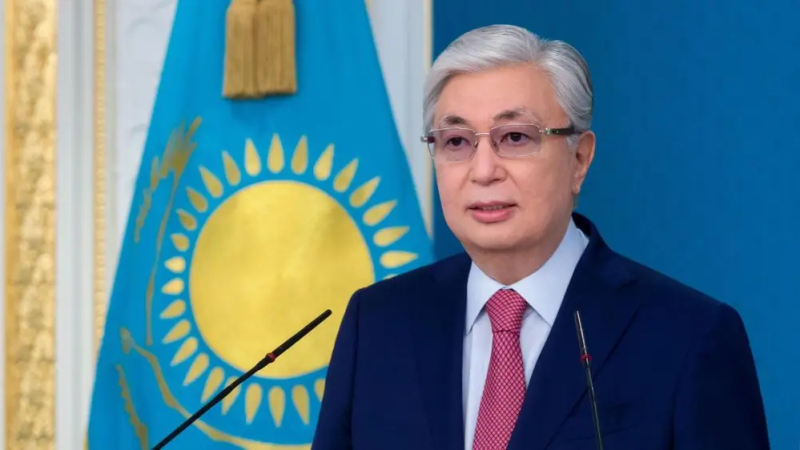 Токаев поздравил граждан Казахстана с Днем Конституции