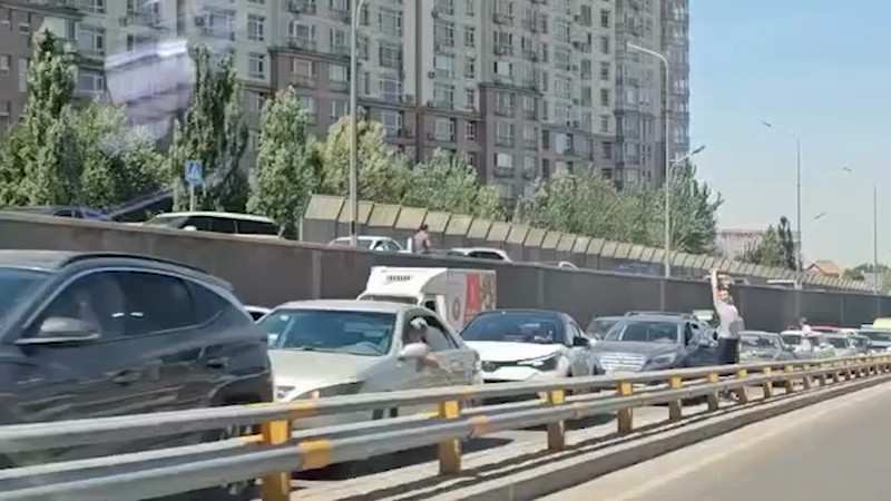 Пробки на проспекте Аль-Фараби в Алматы из-за перекрытия дороги и жаркой погоды