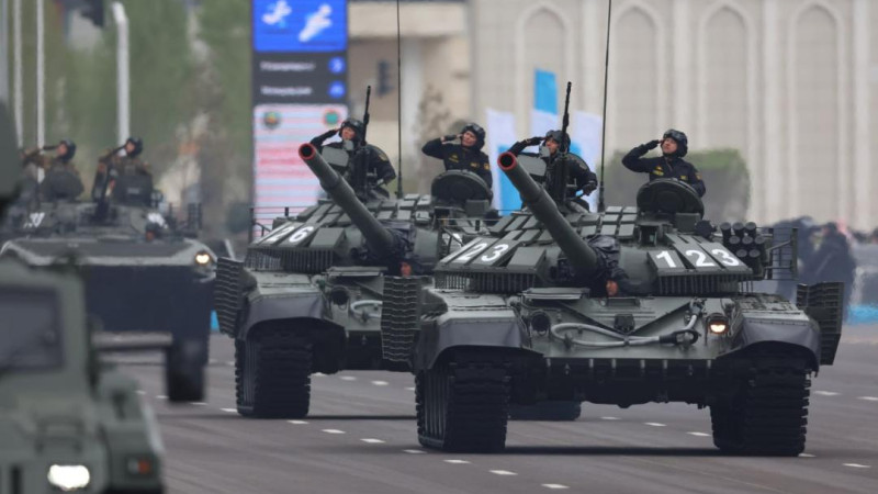 Прямая трансляция военного парада в Астане