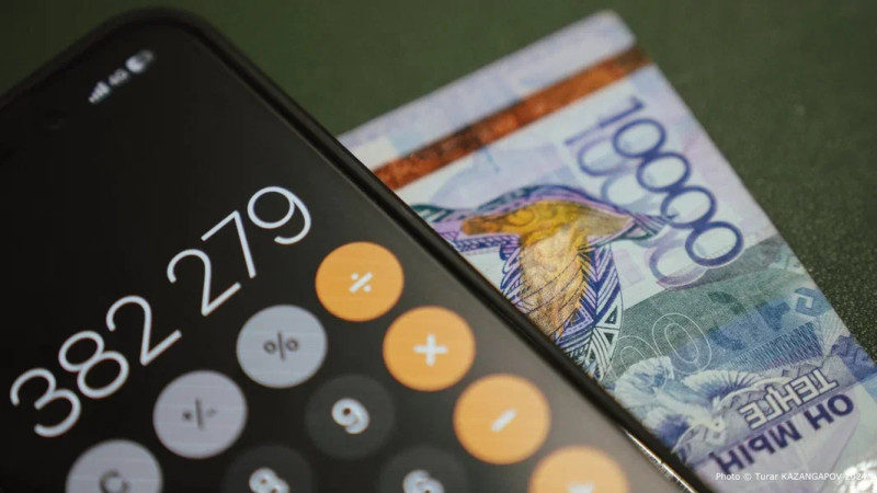 Общественность в недоумении: как тенге слабеет при росте цен на нефть? {city2}
