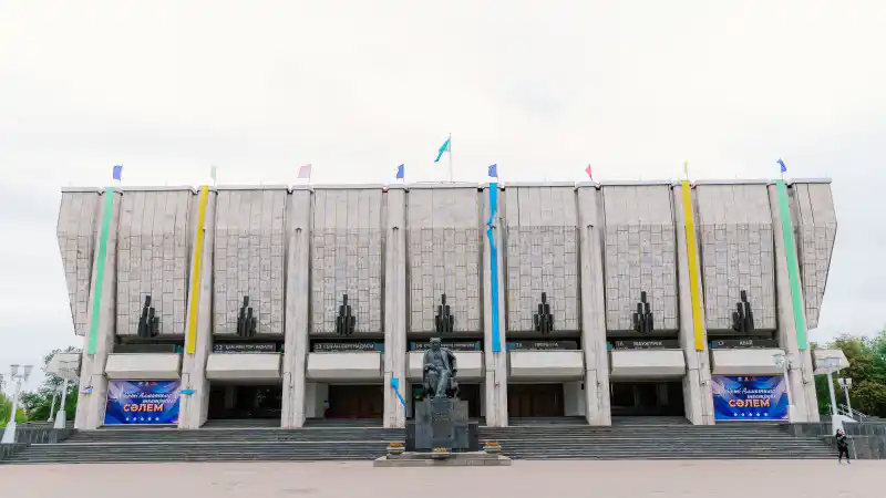 Общественность обеспокоена реконструкцией театра Ауэзова в Алматы
