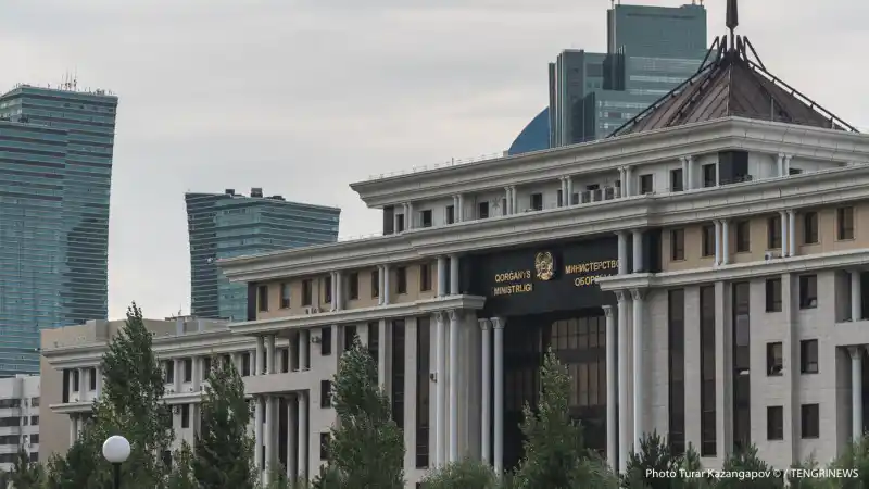 Жители Астаны обеспокоены странными объектами в небе