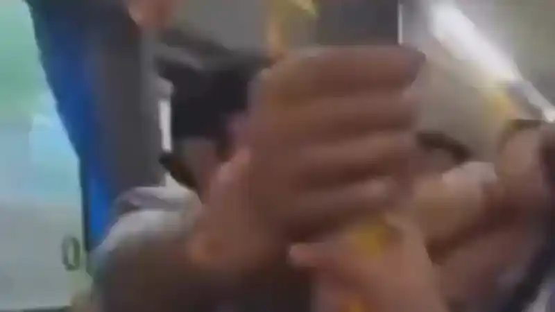 Драка в алматинском автобусе: видео инцидента набирает популярность в соцсетях