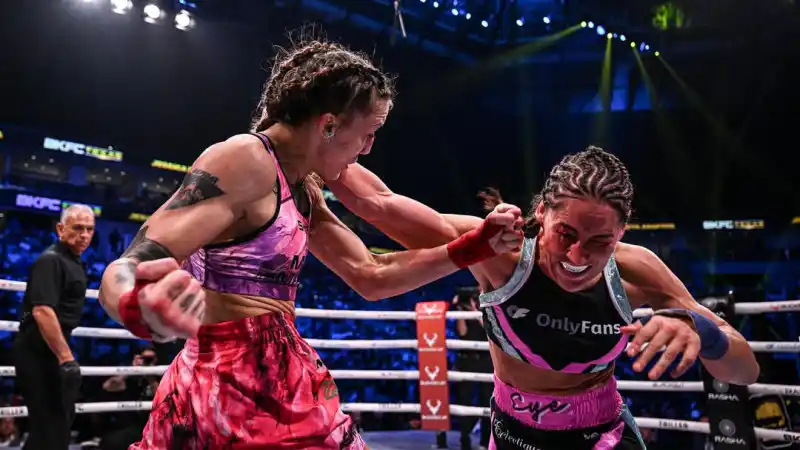 Мария Агапова из Казахстана дебютировала в BKFC: поцелуй и поражение на ринге