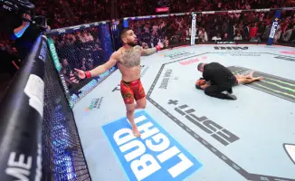 Илия Топурия нокаутировал Чарльза Оливейру на UFC 317 и завоевал титул чемпиона в легком весе