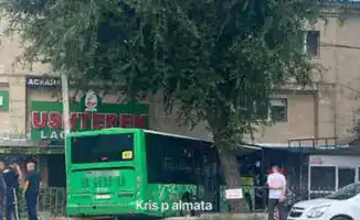 Жители Алматы обеспокоены безопасностью общественного транспорта после аварии с автобусом
