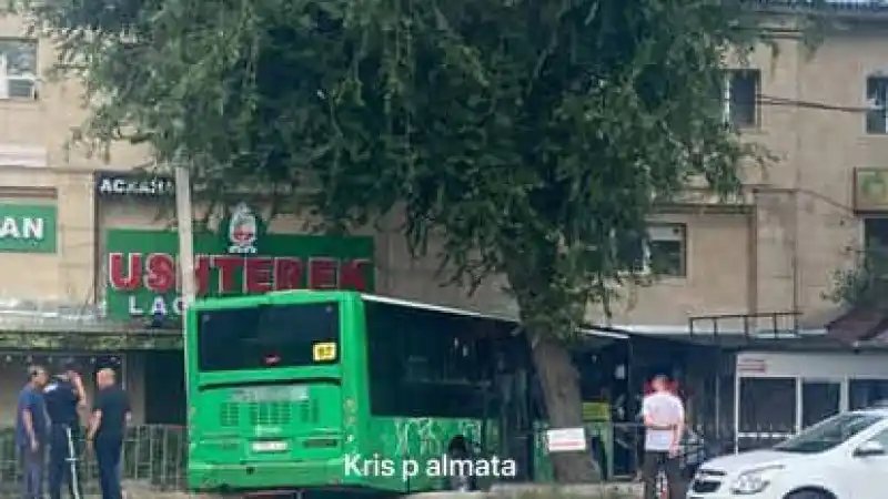 Жители Алматы обеспокоены безопасностью общественного транспорта после аварии с автобусом