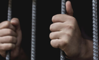Общественность в шоке: обвинения во шпионаже против французов в Иране вызывают международный резонанс