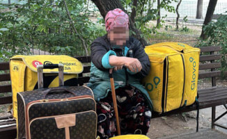 Одинокая на лавочке: история пожилой женщины с улицы Абая в Алматы