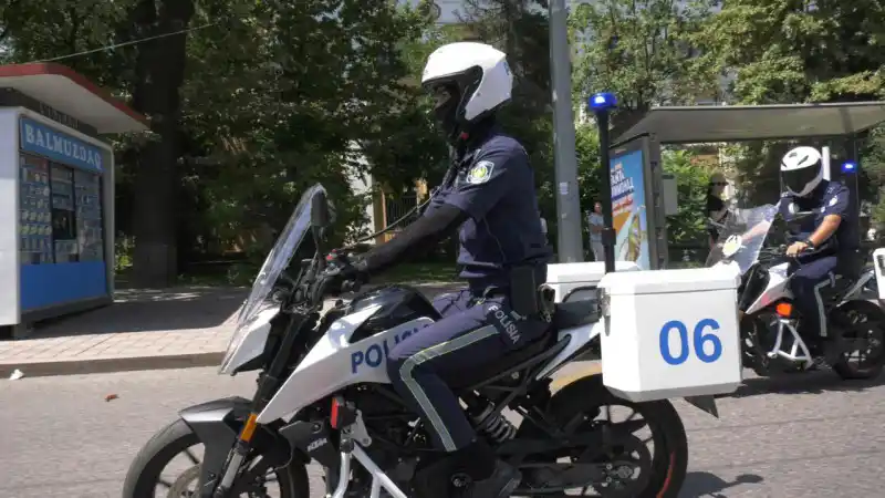 Казахстанки в восторге: байкер-полицейский из Алматы стал звездой вирусного видео с миллионом просмотров