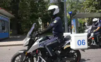 Казахстанки в восторге: байкер-полицейский из Алматы стал звездой вирусного видео с миллионом просмотров