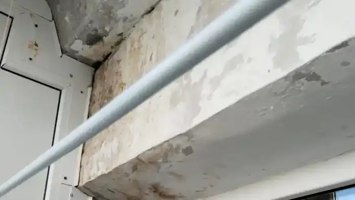 Жильцы многоэтажного дома в Аркалыке обратились к властям с жалобой на выборочный ремонт и плохое состояние фасада, требуя его облицовки.