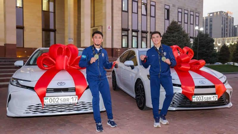 Казахстанские боксеры Сабырхан получили квартиры и автомобили, что подчеркивает значимость их победы на чемпионате мира и вдохновляет новое поколение спортсменов Шымкенте