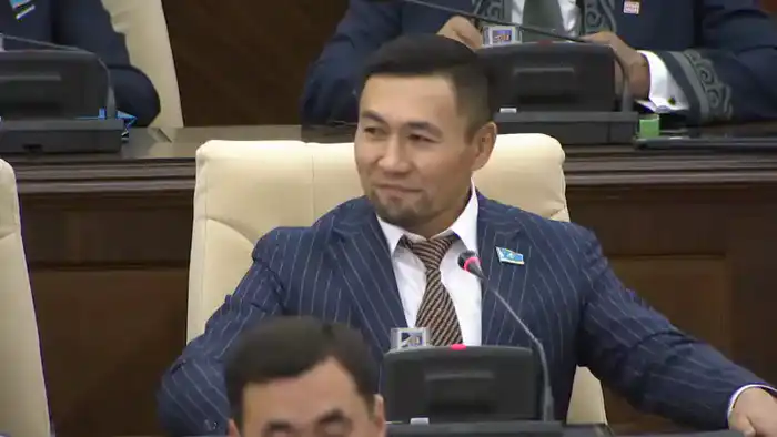 Поздравление с любовью: депутат Назаров отметил маму в Мажилисе