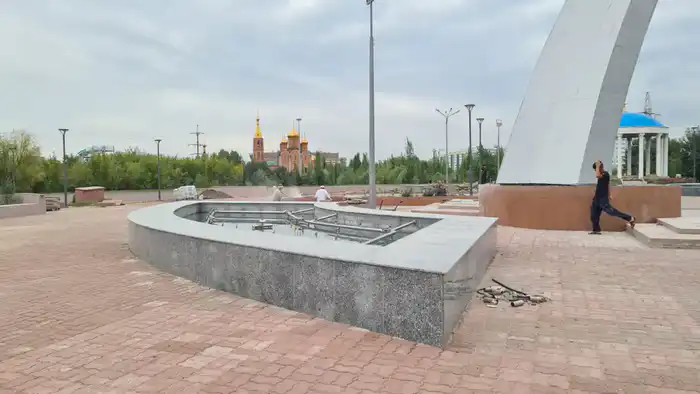 Неработающий фонтан, Актобе, лето 2024 года. Фото: ©️