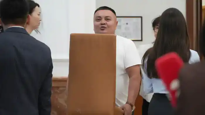 Социальные контрасты: Грустный министр и смеющиеся депутаты на фоне Послания Президента 2025