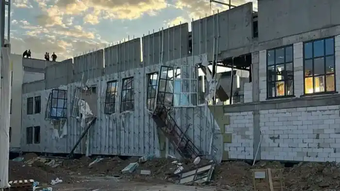 В Атырауской области произошло частичное обрушение крыши строящейся школы в микрорайоне Кульсары Жылыойского района, сообщает Tengrinews.kz.