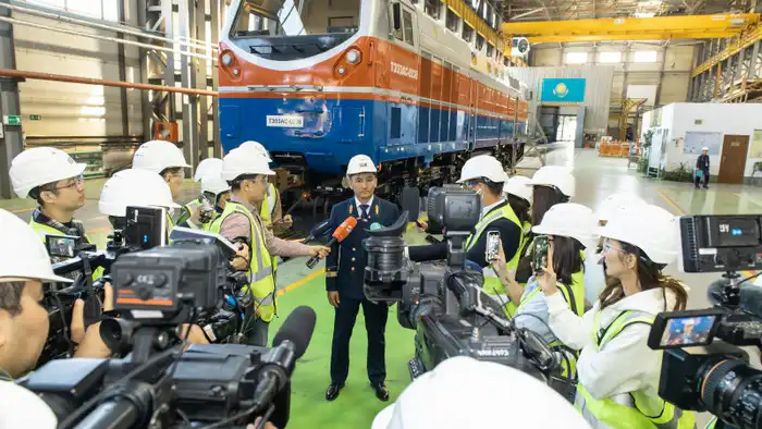 В Астане на заводе Wabtec прошел пресс-тур, где журналистам были представлены новые локомотивы, разработанные в сотрудничестве с КТЖ. В ходе мероприятия представители компаний рассказали о своих планах по долгосрочному сотрудничеству и развитию технологий