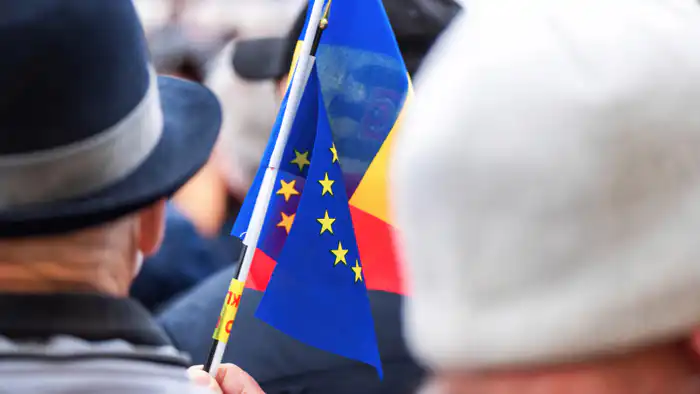 На выборах в Молдове правящая проевропейская партия "Действие и солидарность" лидирует с 45% голосов, согласно данным Центральной избирательной комиссии. Патриотический блок также участвует в выборах.