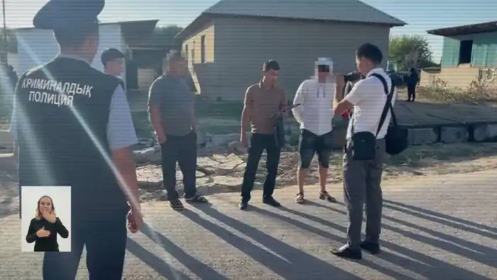 В Туркестанской области полицейские перекрыли крупный канал незаконной миграции, через который иностранцы могли попасть в Казахстан, минуя пограничные посты. За 500 тысяч тенге с человека мигранты получали возможность пересечь границу. Операция по задержа