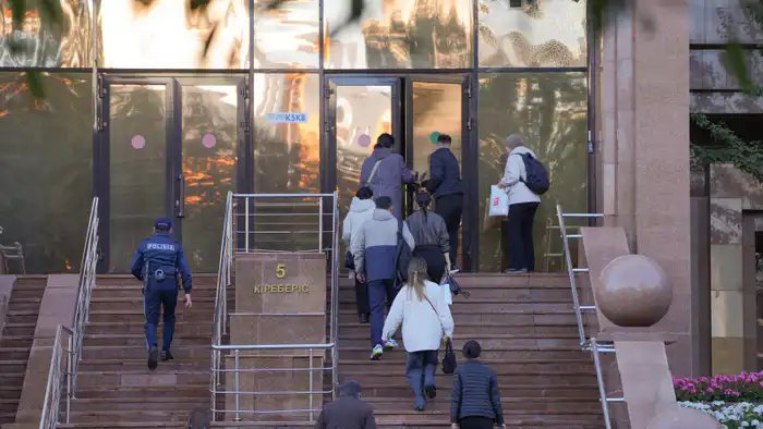 Астана перешла на новый рабочий график: госслужащие начинают день с 7:30