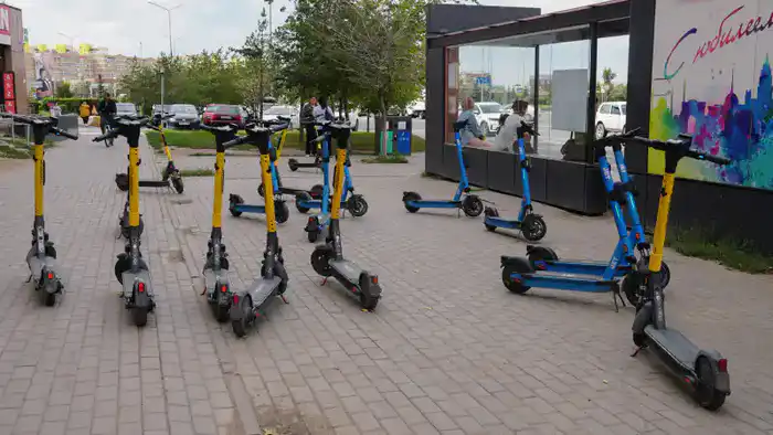 Президент Казахстана Касым-Жомарт Токаев дал 'безотлагательное' поручение по регулированию использования электросамокатов в ответ на растущую обеспокоенность по поводу безопасности пешеходов. В своём Послании народу он подчеркнул необходимость принятия ме