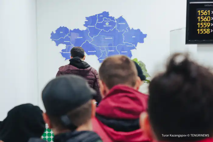 Россияне в ЦОНе в Астане — очередь для получения ИИН, сентябрь 2022 года