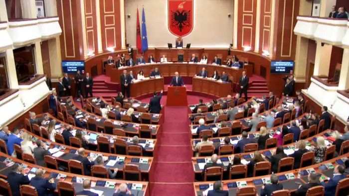 Премьер-министр Албании Эди Рама подвергся нападению: после речи первого ИИ-министра Диеллы его закидали бутылками.