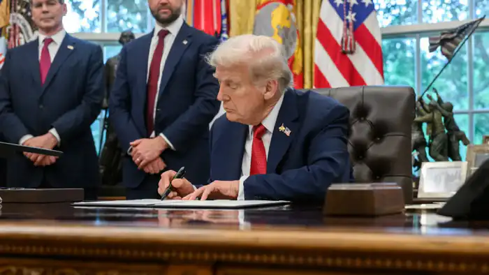 Президент США Дональд Трамп направляет войска в Портленд, штат Орегон, с целью защиты федеральных иммиграционных объектов от 'внутренних террористов'. Это решение вызвало обеспокоенность среди местных жителей и правозащитников, которые считают, что такие 