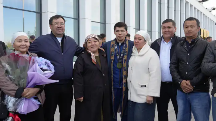 Отец Санжара Ташкенбая прослезился от счастья после триумфа сына на чемпионате мира по боксу. Двукратный чемпион мира вернулся в Астану, где его встречали с восторгом и гордостью.
