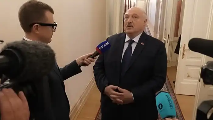 Президент Беларуси Александр Лукашенко прокомментировал заявления стран НАТО о готовности сбивать самолёты из России или Беларуси, заявив: "Пусть попробуют". Это заявление подчеркивает уверенность Лукашенко в способности Беларуси защитить своё воздушное п