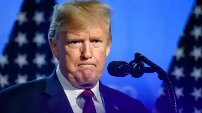 Самолёт президента США Дональда Трампа едва не попал в авиакатастрофу во время перелёта в Великобританию, сообщает Tengrinews.kz. Инцидент произошёл в Нью-Йорке, когда воздушное судно столкнулось с потенциальной угрозой, что могло привести к чрезвычайной 