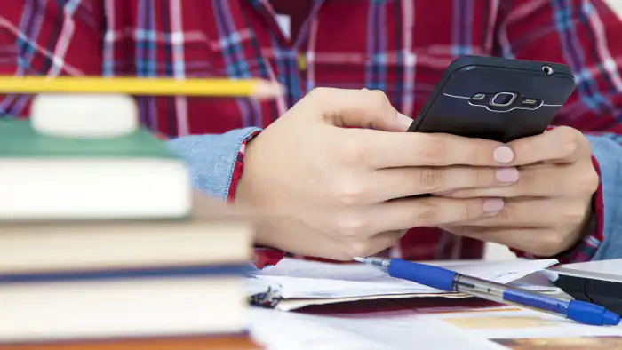 Депутаты Мажилиса Казахстана предложили ввести ограничения на использование смартфонов в школах на фоне роста подростковой преступности. Это решение вызвано обеспокоенностью о том, что мобильные устройства мешают детям учиться и строить дружеские отношени