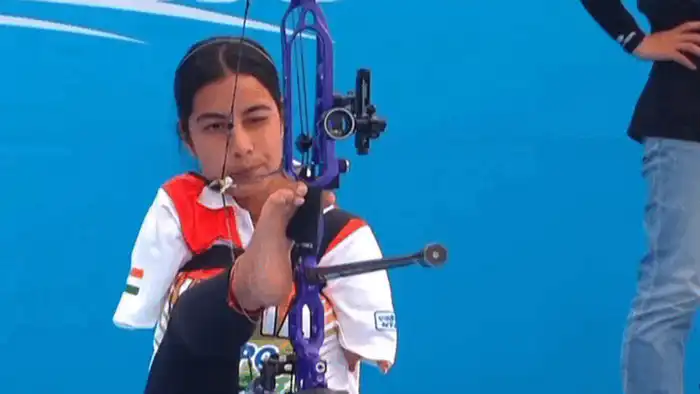 18-летняя индийская лучница Шитал Деви стала чемпионкой мира по парастрельбе, продемонстрировав выдающиеся навыки, несмотря на отсутствие рук.