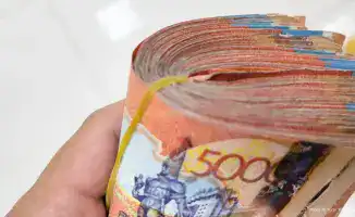 Казахстанцы недовольны: банкоматы продолжают выдавать старые купюры номиналом 5 000 тенге, несмотря на их вывод из обращения