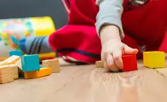 Шокирующие условия в частном детском саду Шымкента: дети едят на полу