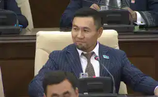 Поздравление с любовью: депутат Назаров отметил маму в Мажилисе