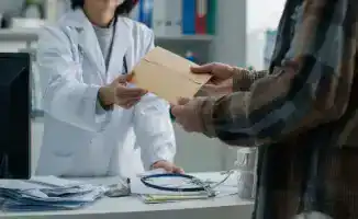 Социальный раскол: Казахстанцы делятся на сторонников и противников денежной благодарности врачам
