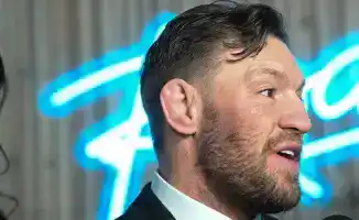 Знаменитый ирландский боец Конор Макгрегор объявил о намерении баллотироваться в президенты Ирландии, что вызвало широкий резонанс в обществе и СМИ.