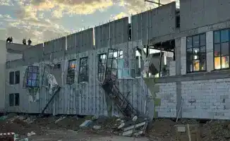 В Атырауской области произошло частичное обрушение крыши строящейся школы в микрорайоне Кульсары Жылыойского района, сообщает Tengrinews.kz.