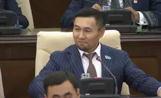 Мажилис открыл двери для сердечных поздравлений: депутаты теперь могут дарить слова любви с трибуны, как Ардак Назаров, который поздравил свою мать с днём рождения в зале заседаний.