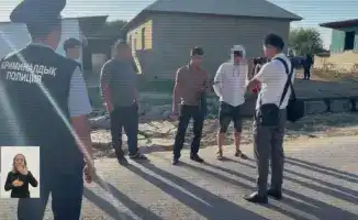 В Туркестанской области полицейские перекрыли крупный канал незаконной миграции, через который иностранцы могли попасть в Казахстан, минуя пограничные посты. За 500 тысяч тенге с человека мигранты получали возможность пересечь границу. Операция по задержа