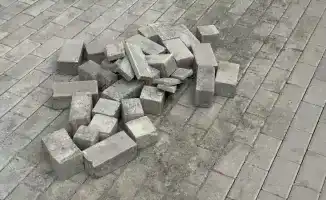 Президент Казахстана Касым-Жомарт Токаев раскритиковал работу акимов, отметив, что они заняты несущественными делами, такими как укладка брусчатки, в то время как люди покидают страну. Это заявление было сделано в ходе его Послания народу Казахстана.